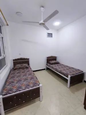 شقه مؤثثه للمسافرين والزوار والعوائل المحترمه ١٠٠ م طابق اول