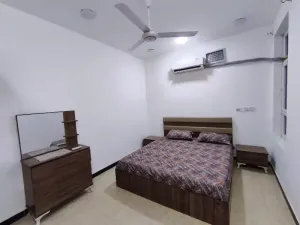 شقه مؤثثه للمسافرين والزوار والعوائل المحترمه ١٠٠ م طابق اول