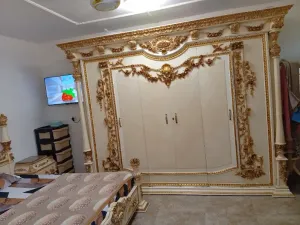 للبيع غرفة نوم مصرية خشب زان أصلي ✨ نظيفة جداً وحالتها ممتازة، تصميم راقي ومتين. السعر: مليونين ونص قابل للنقاش البسيط. الجاد فقط يراسل خاص 📩